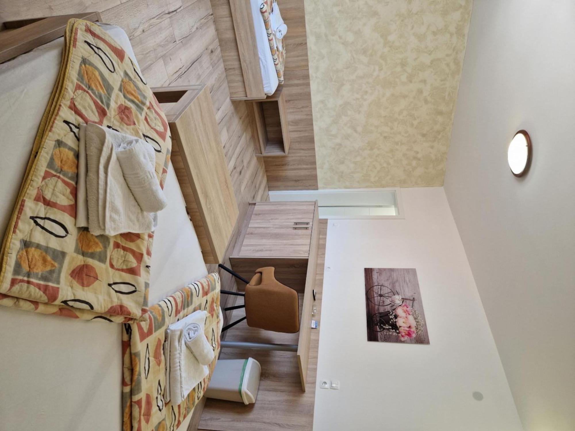 Apartment And Rooms Amenka Novalja Exterior photo