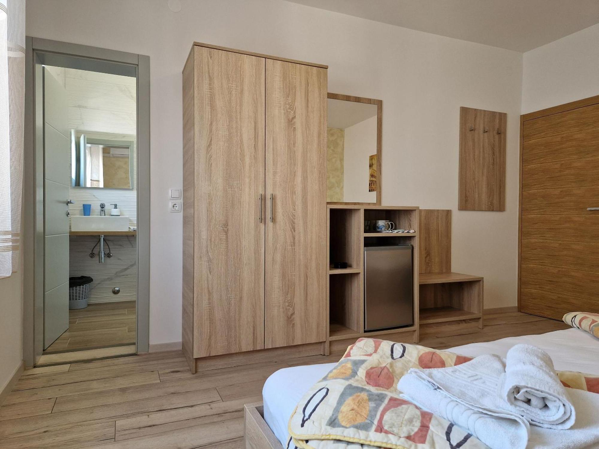 Apartment And Rooms Amenka Novalja Exterior photo