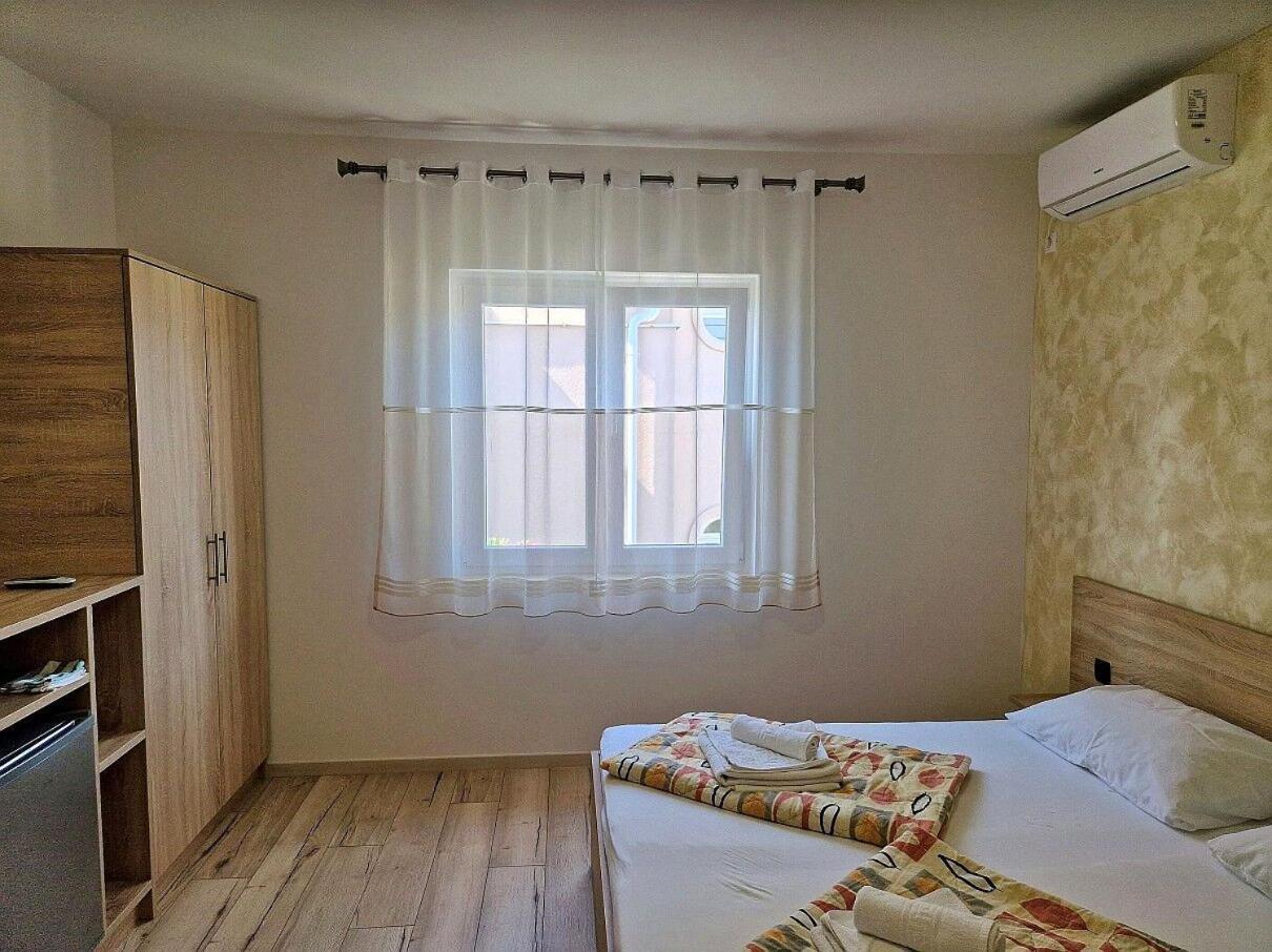 Apartment And Rooms Amenka Novalja Exterior photo