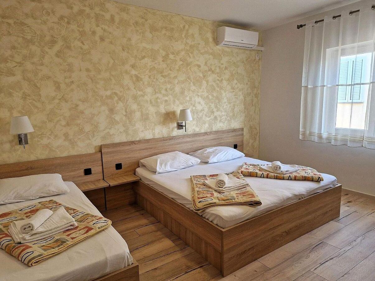 Apartment And Rooms Amenka Novalja Exterior photo