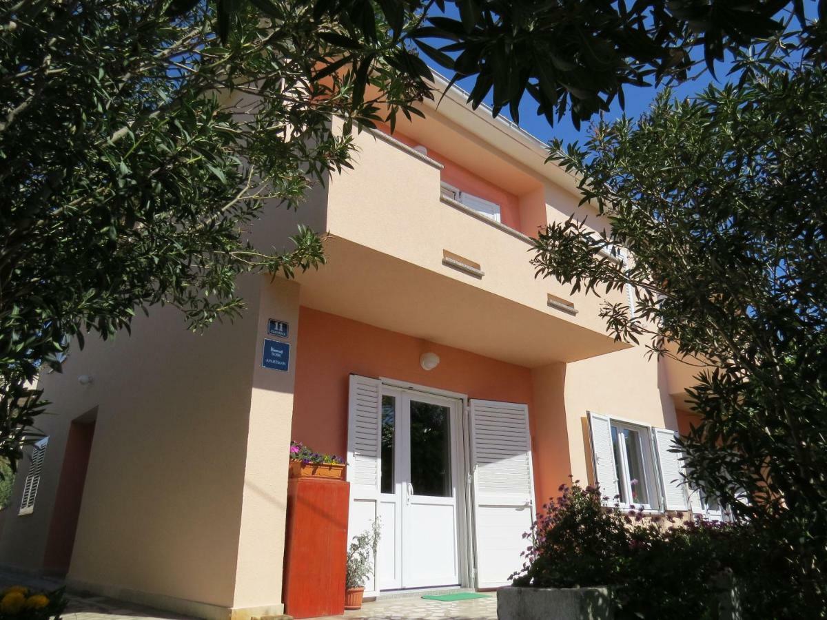 Apartment And Rooms Amenka Novalja Exterior photo